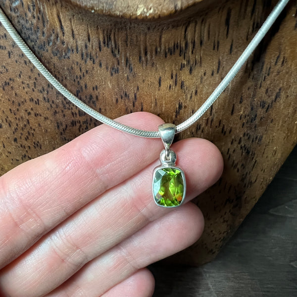 Raw Peridot Crystal Necklace, Rough Stone Necklace, Layering Necklace,  Dainty Stone Pendant, Crystal Gifts, Summer Jewelry, Peridot Jewelry