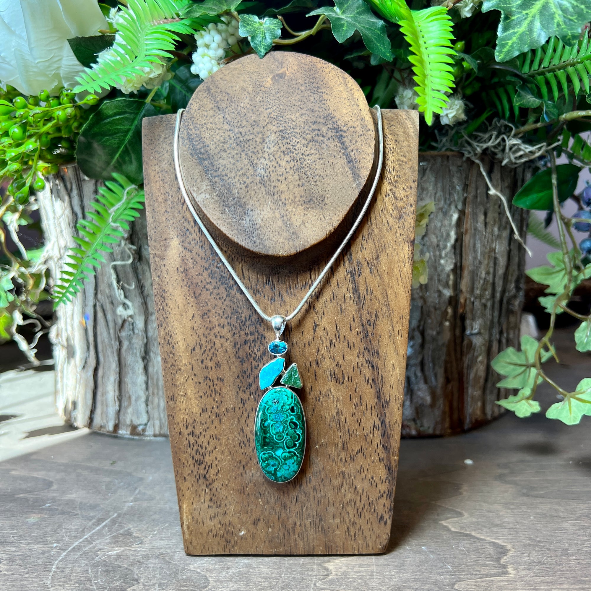 孔雀石水晶无事牌吊坠 Malachite crystal stone pendant, Women's Fashion, Jewelry &  Organisers, Necklaces on Carousell